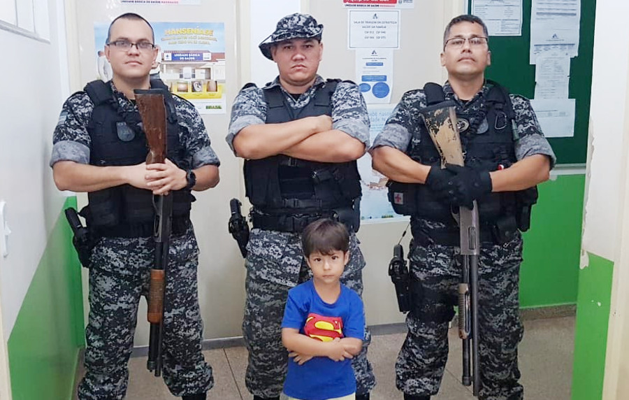 Agentes penitenciários fazem a alegria de duas crianças
