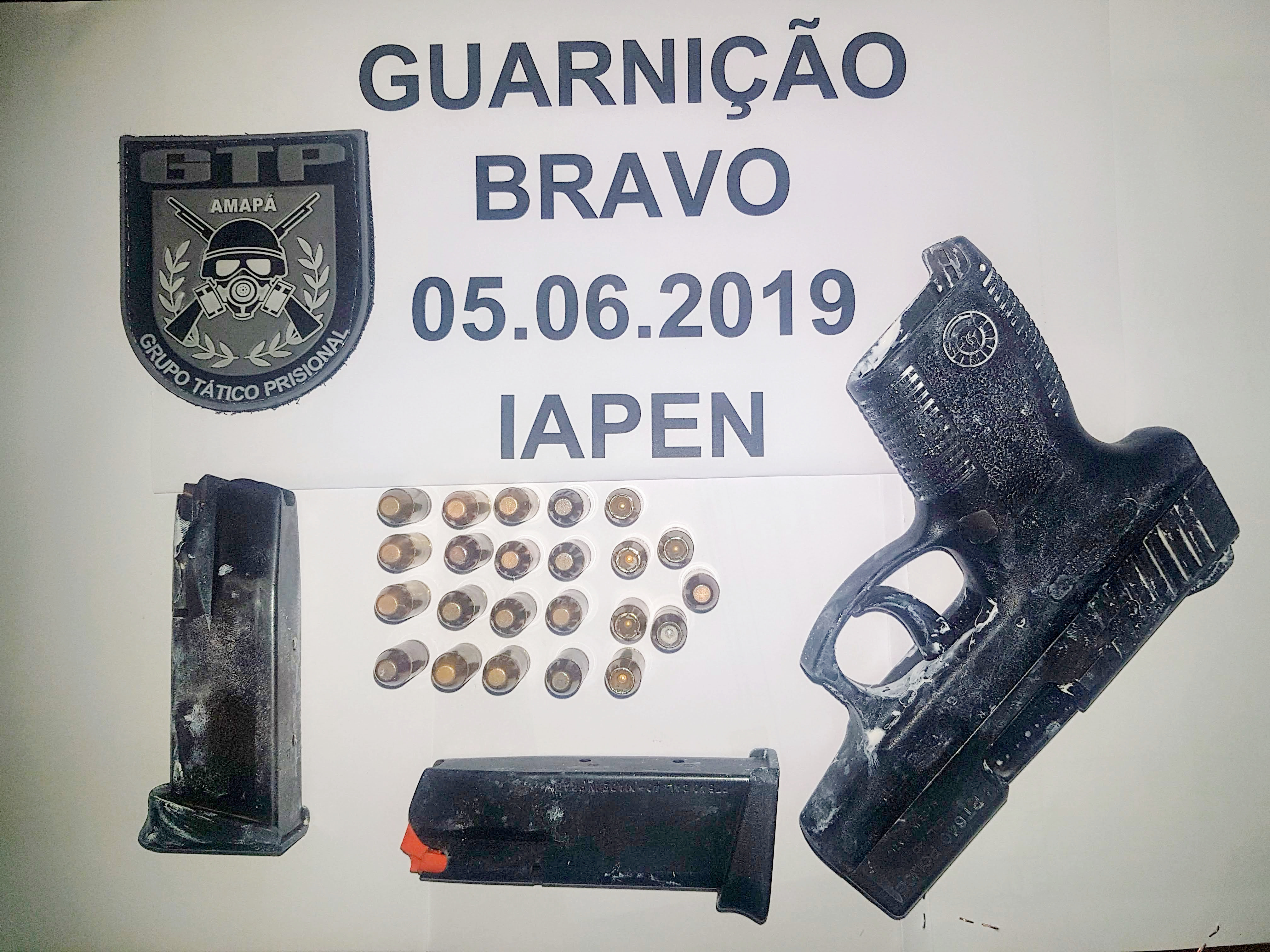 Agentes do IAPEN flagram arma, munições, drogas e facas em latas de tinta   