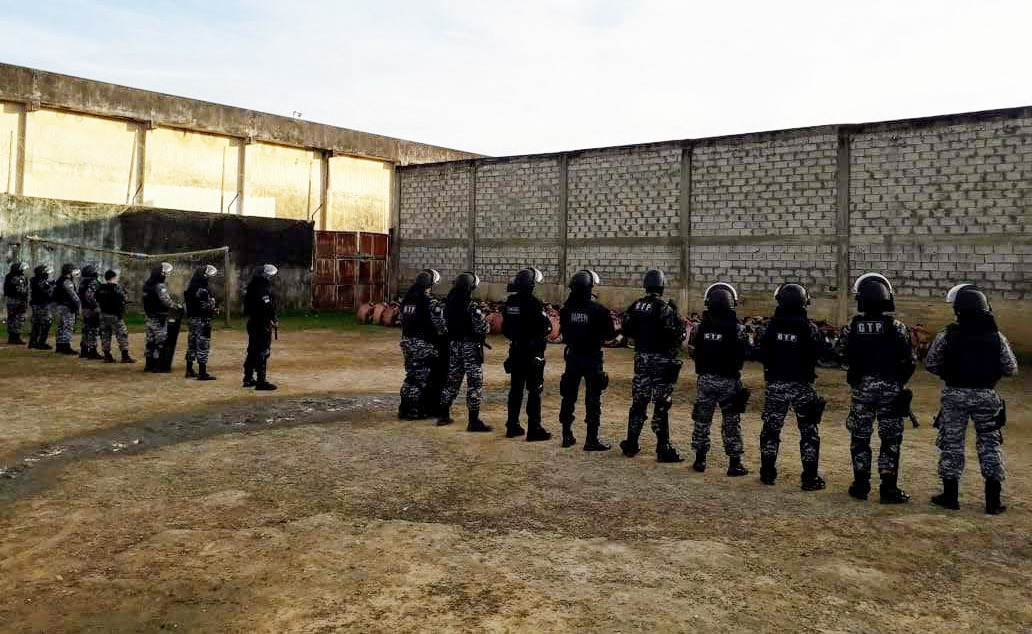 Agentes do IAPEN realizam revista geral em pavilhão de provisórios 