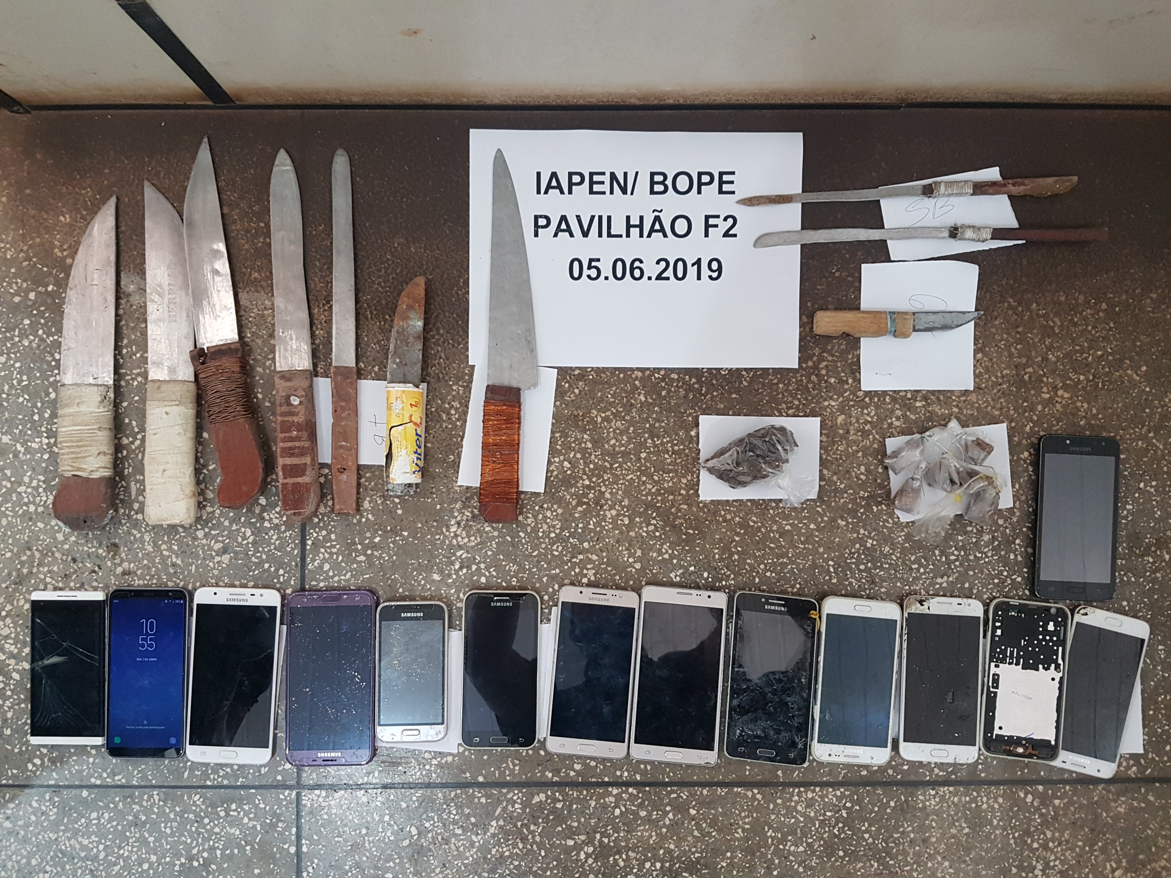 Revista apreende celulares e estoques em pavilhão Fechado 
