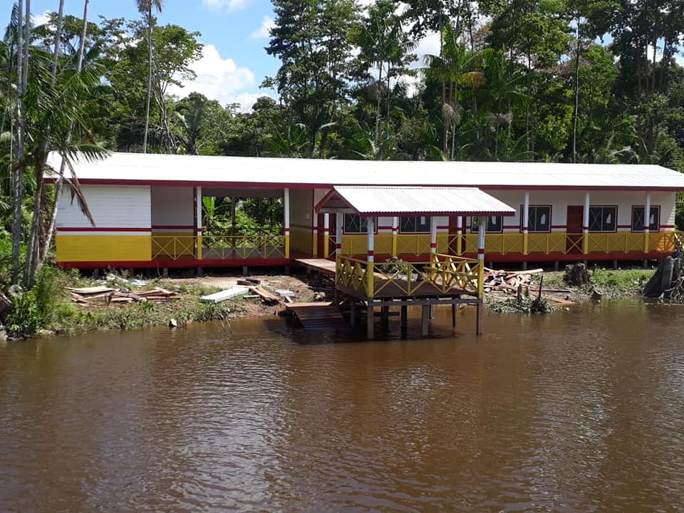 Escola Santana Maria do Furo do Maracá é inaugurada.
