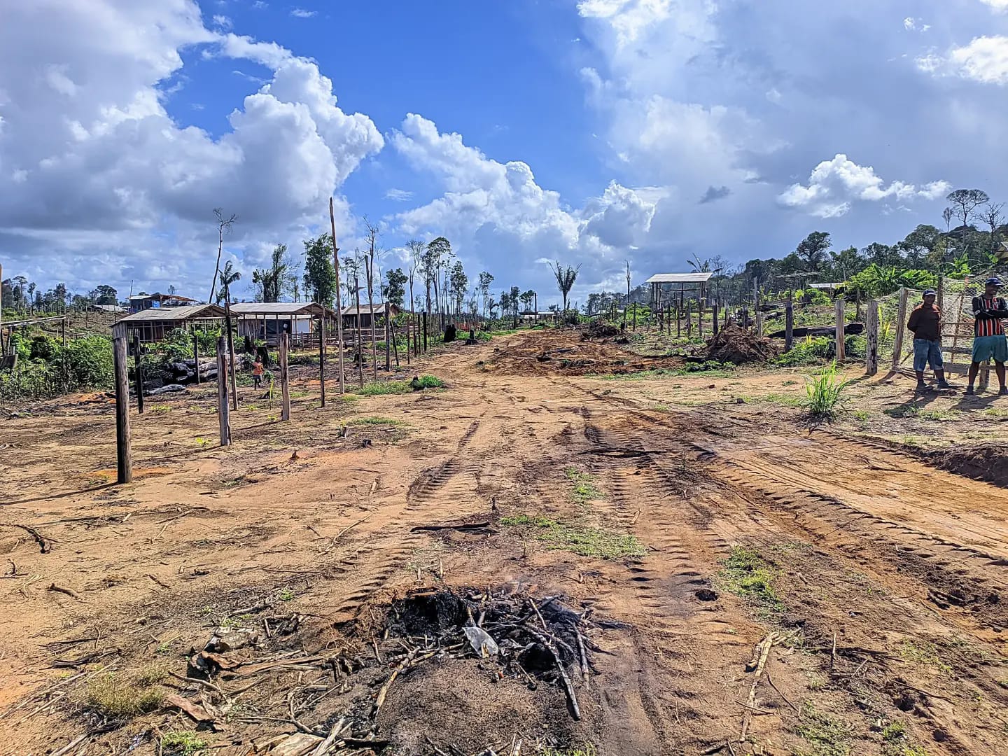 realizando trabalho de abertura das novas ruas e avenidas para o desenvolvimento do Bairro. 