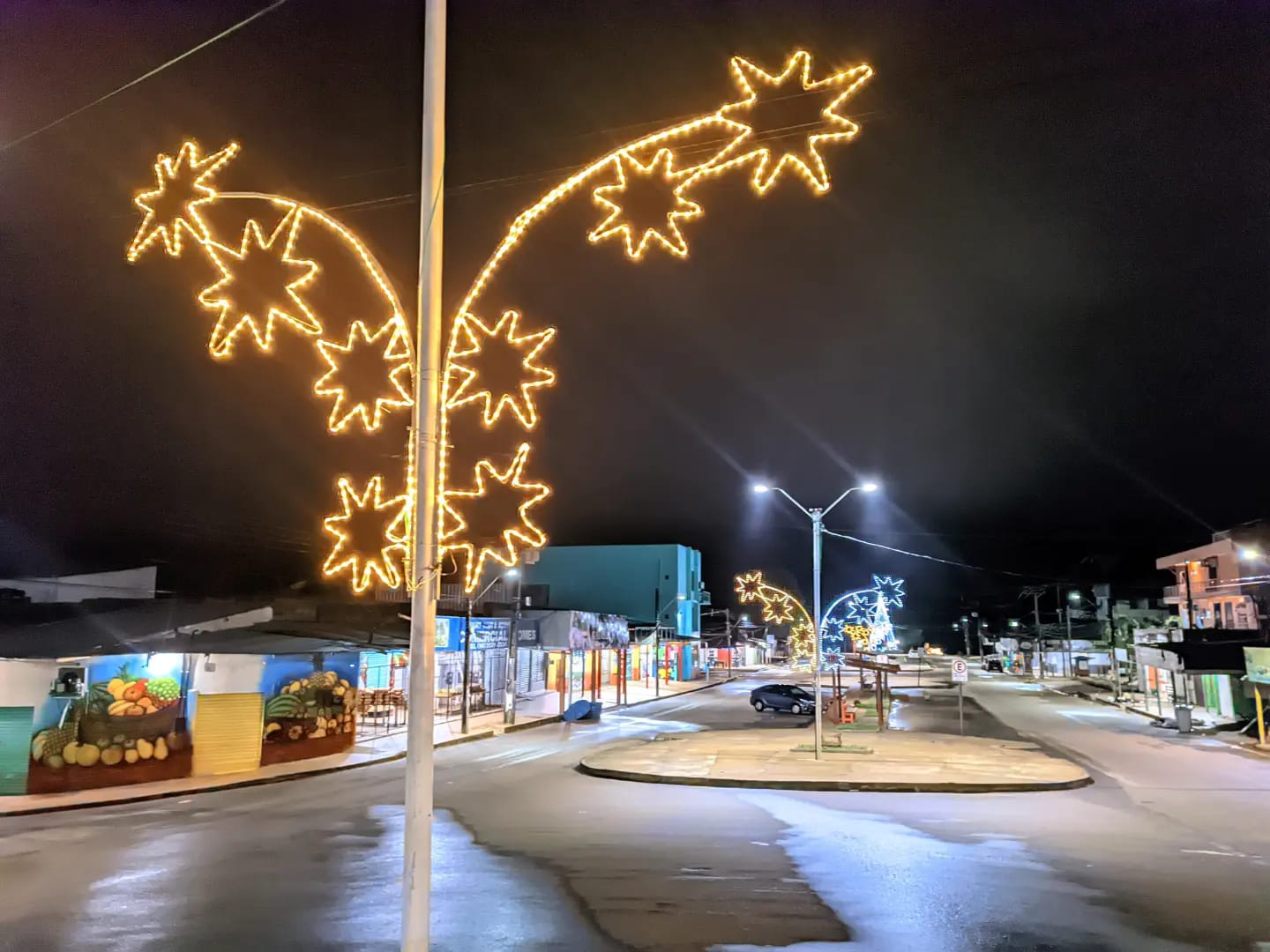  a instalação da decoração luminosa natalina.