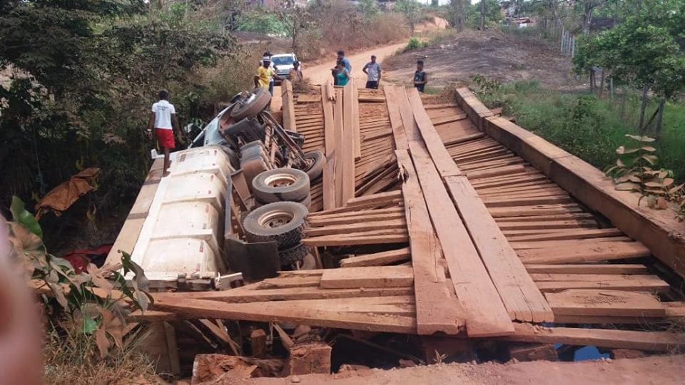 PONTE DESABA E DERRUBA CAÇAMBA SOBRE O IGARAPÉ SÃO JOÃO NO RAMAL DE VILA VOTÓRIA