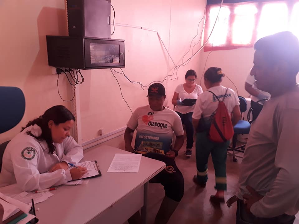 AÇÃO UNIFAP DO CURSO DE ENFERMAGEM COM EQUIPE DE LIMPEZA DO MUNICIPIO