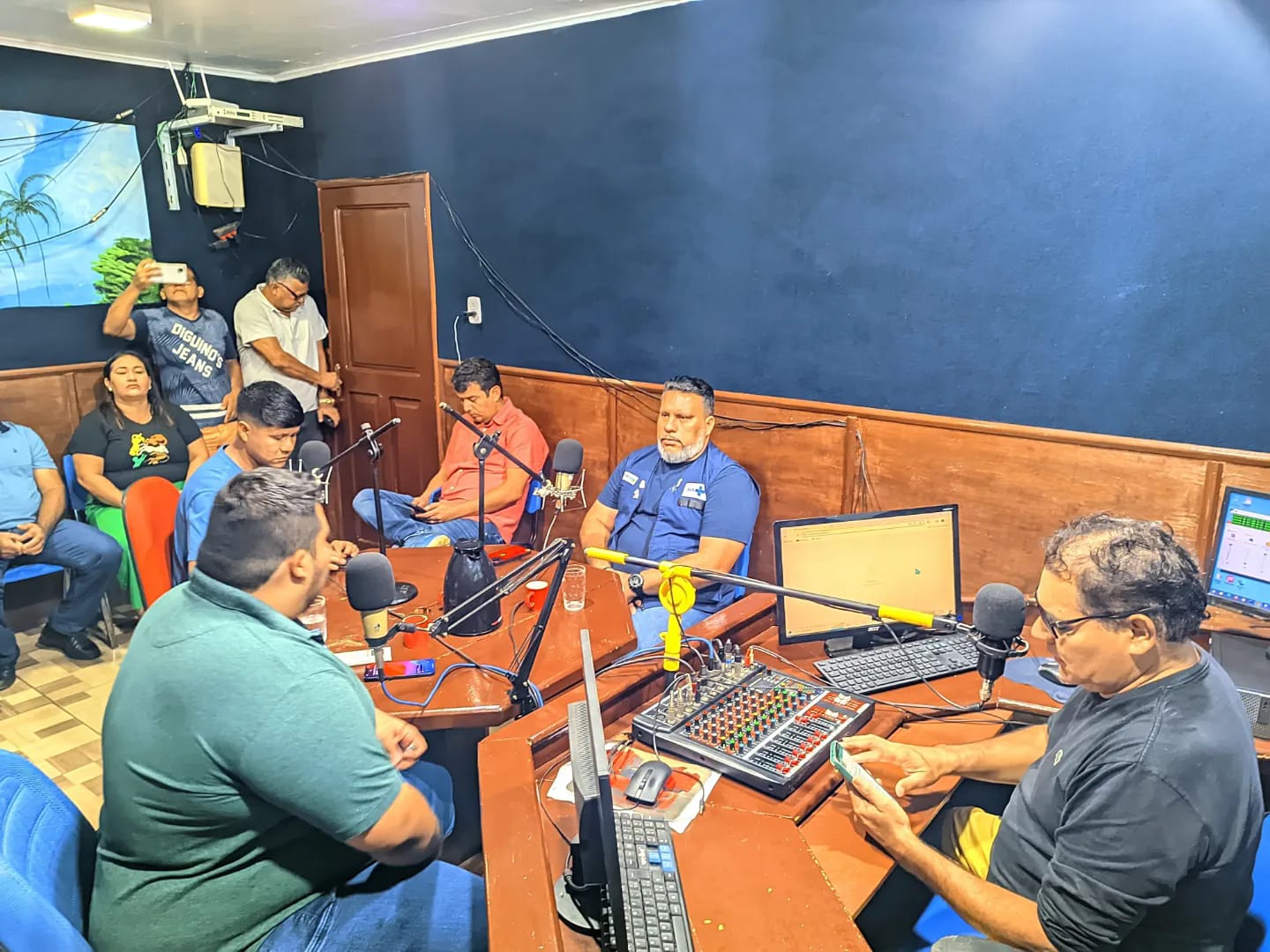 O Prefeito do Município de Oiapoque - Breno Lima de Almeida, esteve na manhã de hoje (19/02), na rádio 104.9, juntamente com os secretariados municipais.