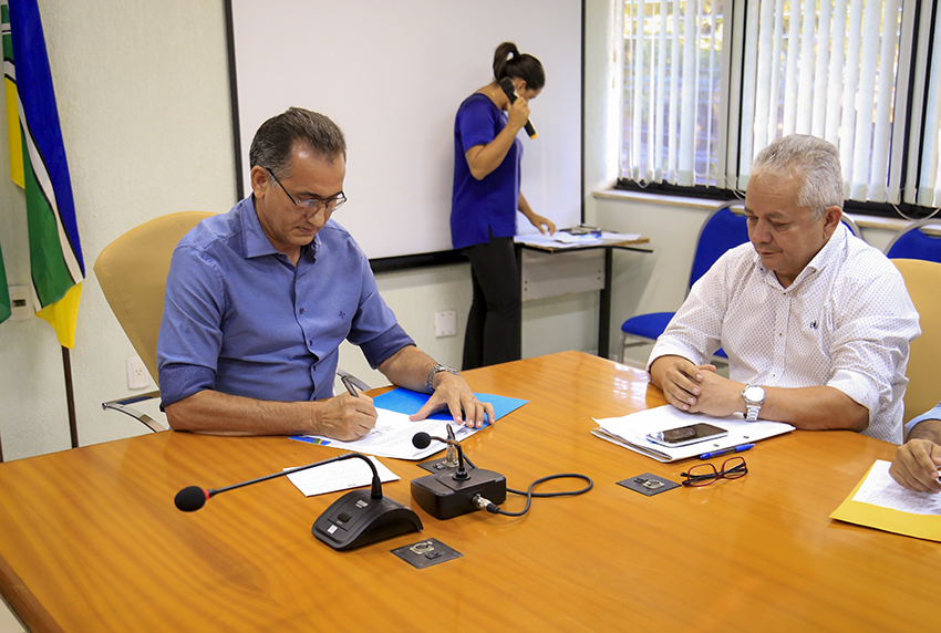 Governador assina termo de cessão de prédios com prefeito de Amapá