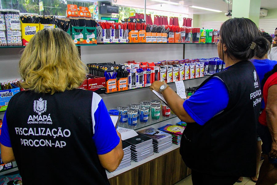 Procon fiscaliza itens da lista de material escolar em Macapá