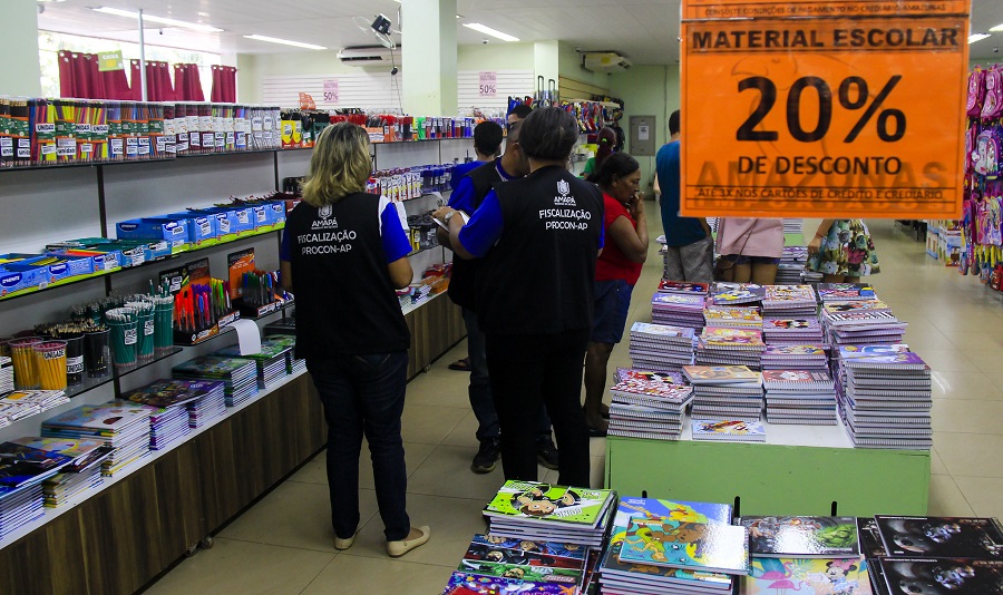 Procon divulga pesquisa de preço de material escolar e itens que não podem ser cobrados