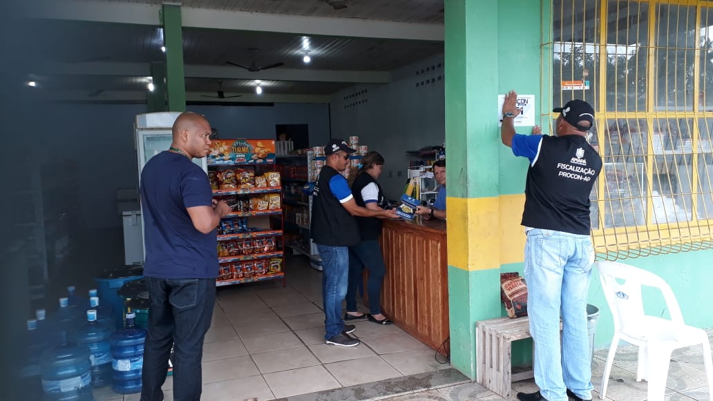 Procon autua agência bancária e notifica posto de combustível no interior do Amapá