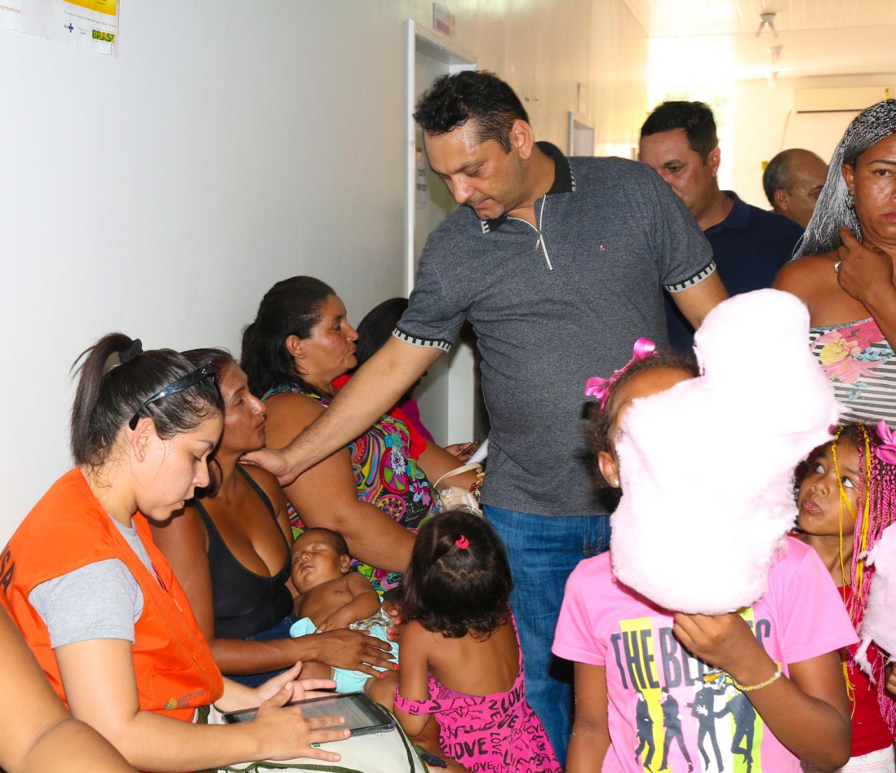 Moradores de Anauerapucu recebem ação social da Prefeitura de Santana neste domingo