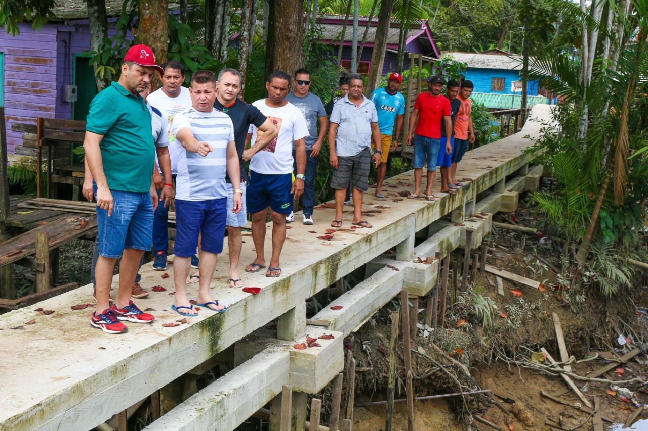Prefeito de Santana inspeciona construção de passarelas no Elesbão e Provedor I