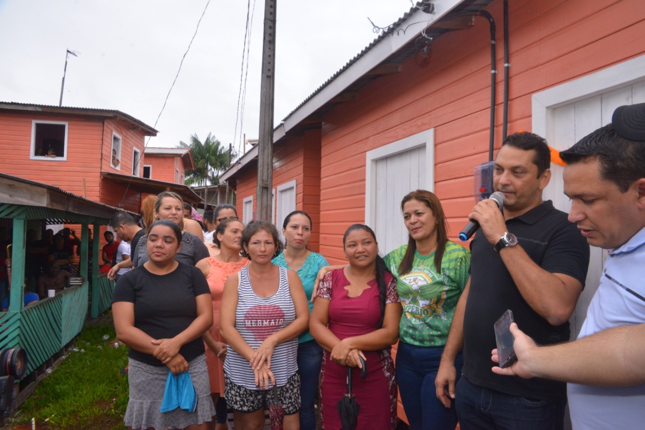 Prefeitura de Santana entrega casas às famílias atingidas pelo incêndio na Comunidade do Ambrósio