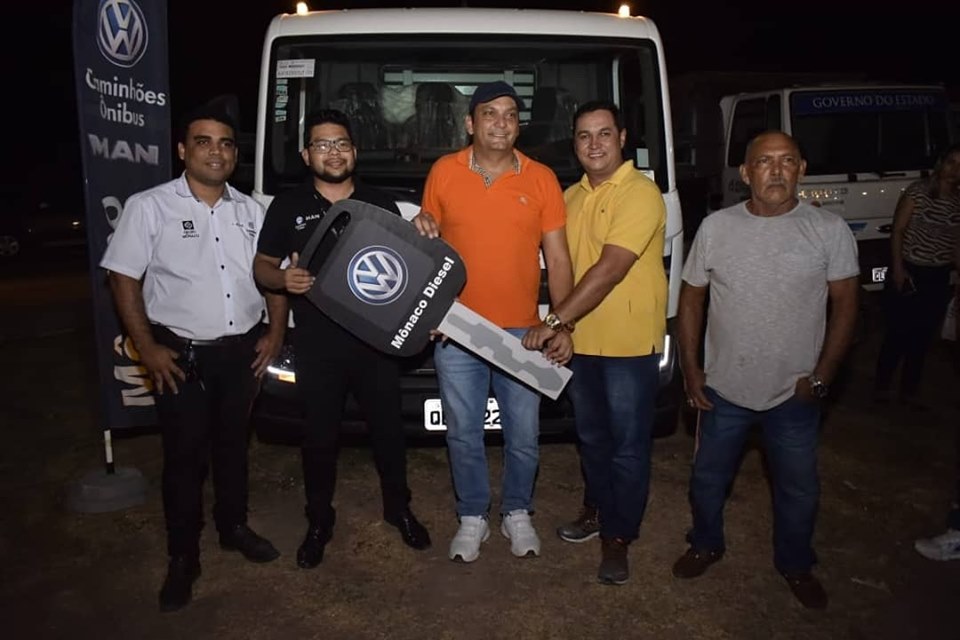 Prefeitura entrega novo caminhão para produtores de Santana