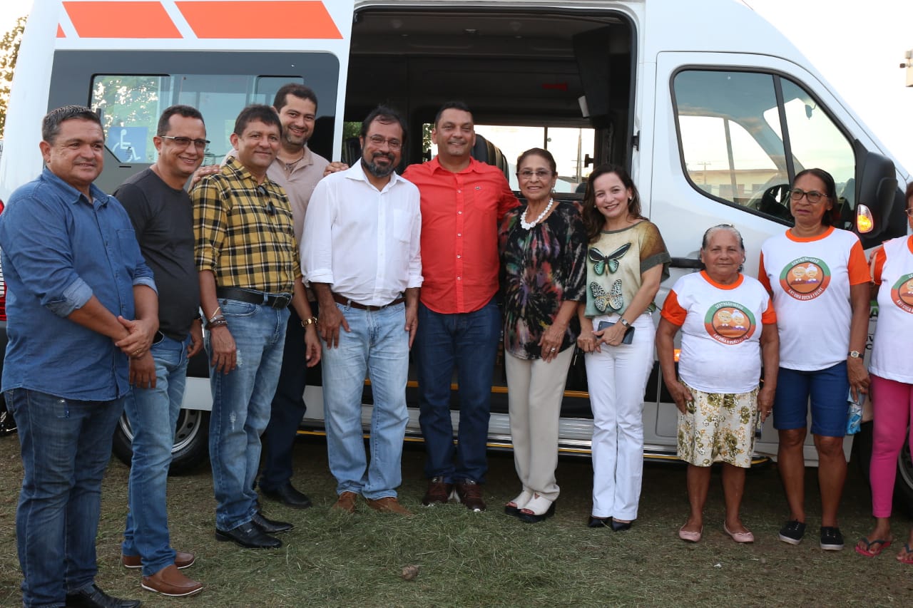 Prefeitura de Santana recebe três novos veículos para atender doentes renais, moradores da Ilha de Santana e a UBS Antônio Sirieiro