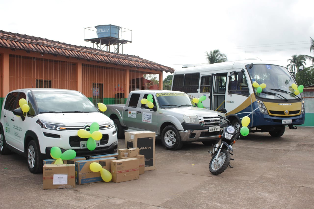 Prefeitura de Santana recebe veículos e equipamentos para atividades da Semasc e conselhos do Idoso e Tutelar
