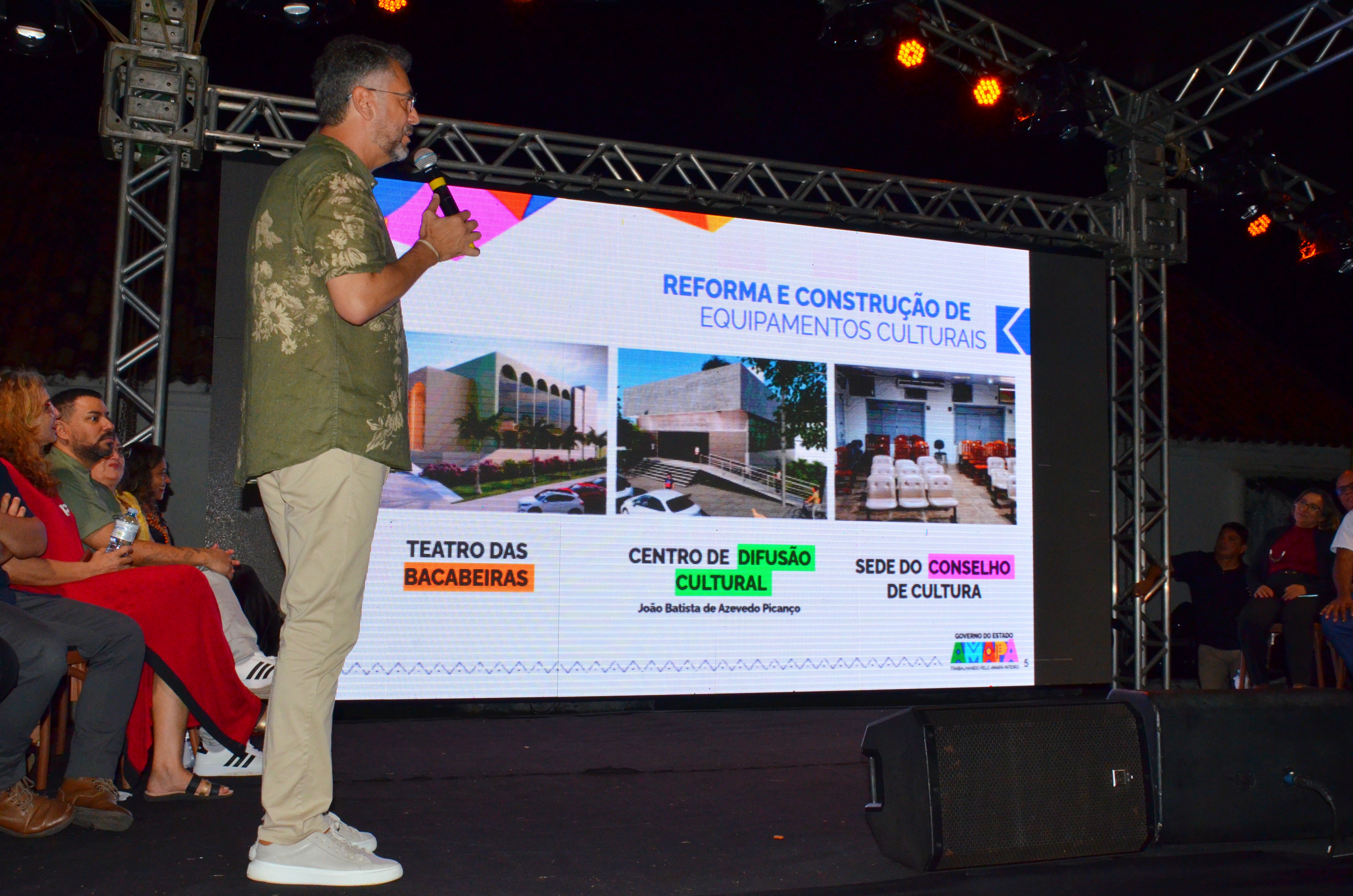 De teatro a museus: Clécio Luís apresenta a artistas os avanços em obras para a cultura no Amapá