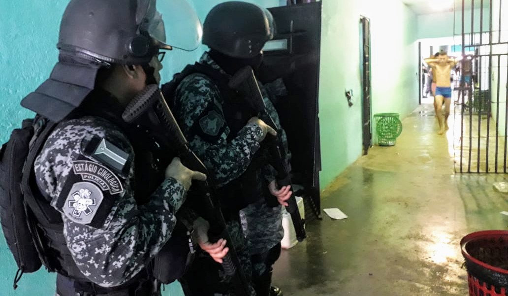 AGENTES APREENDEM ARMAS, CELULARES E DROGAS DURANTE REVISTA NA PENITENCIÁRIA