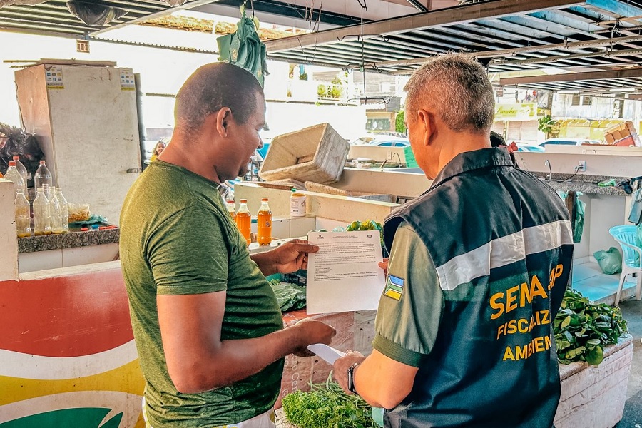 Governo do Amapá promove ação educativa nas feiras de Macapá para reforçar período de defeso do caranguejo