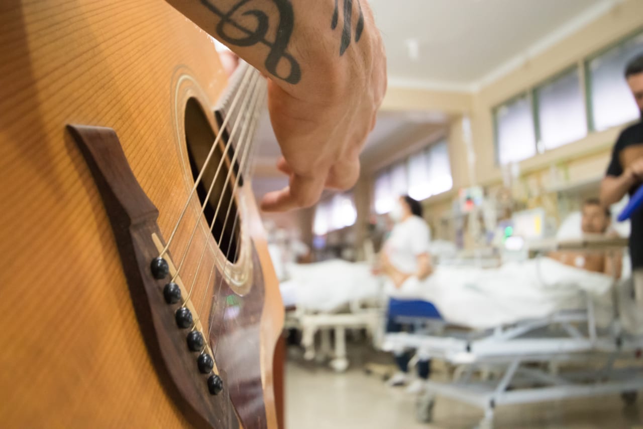 Governo leva musicoterapia para pacientes do Hospital de Emergência