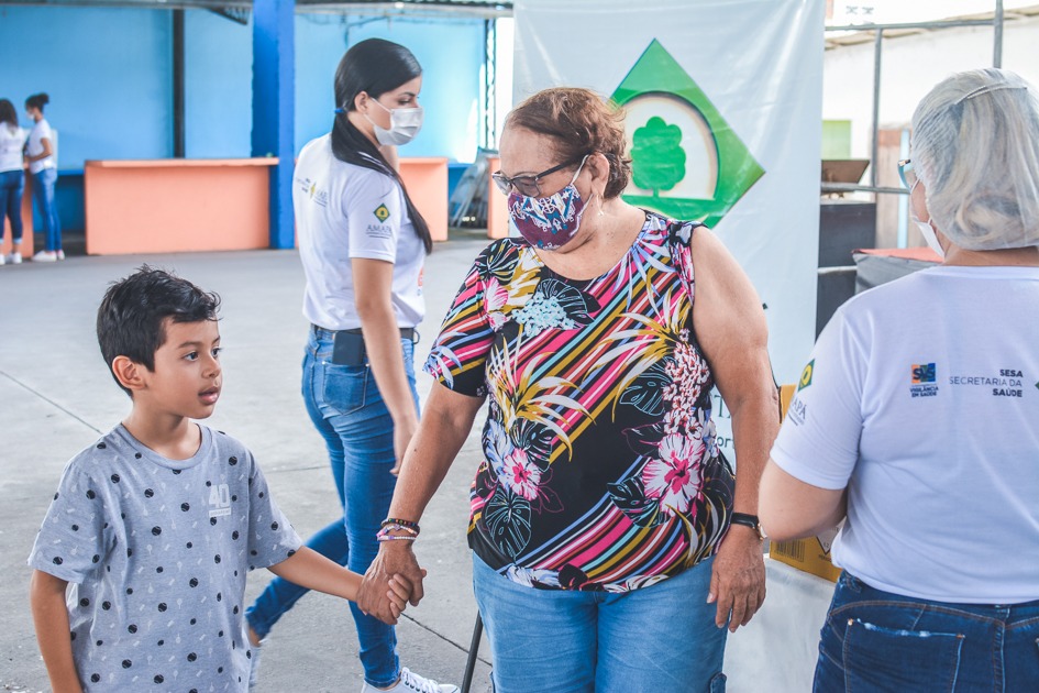 Dia D contra Sarampo e Influenza: “É bom que a criança tenha o exemplo dentro de casa”, diz idosa que se vacinou junto com o neto