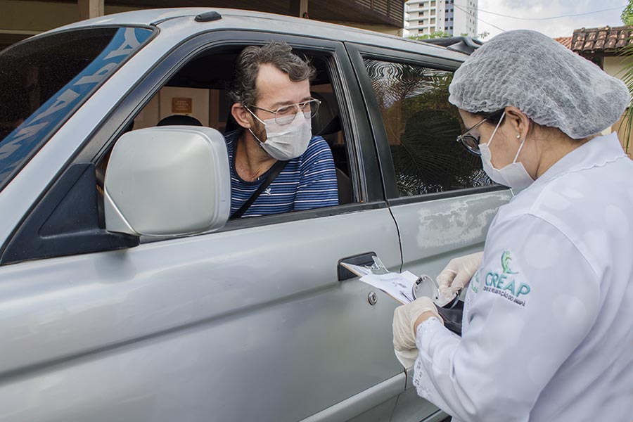 Usuários do Creap recebem aparelhos auditivo, próteses e órteses em drive trhu