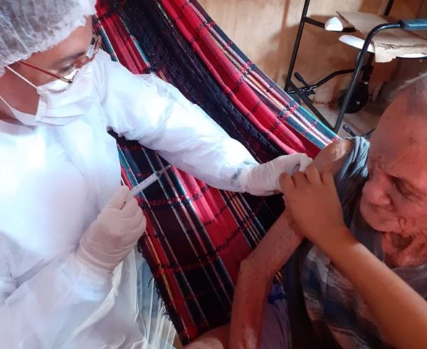 Em Santana, idoso de 103 anos recebe a primeira dose da vacina