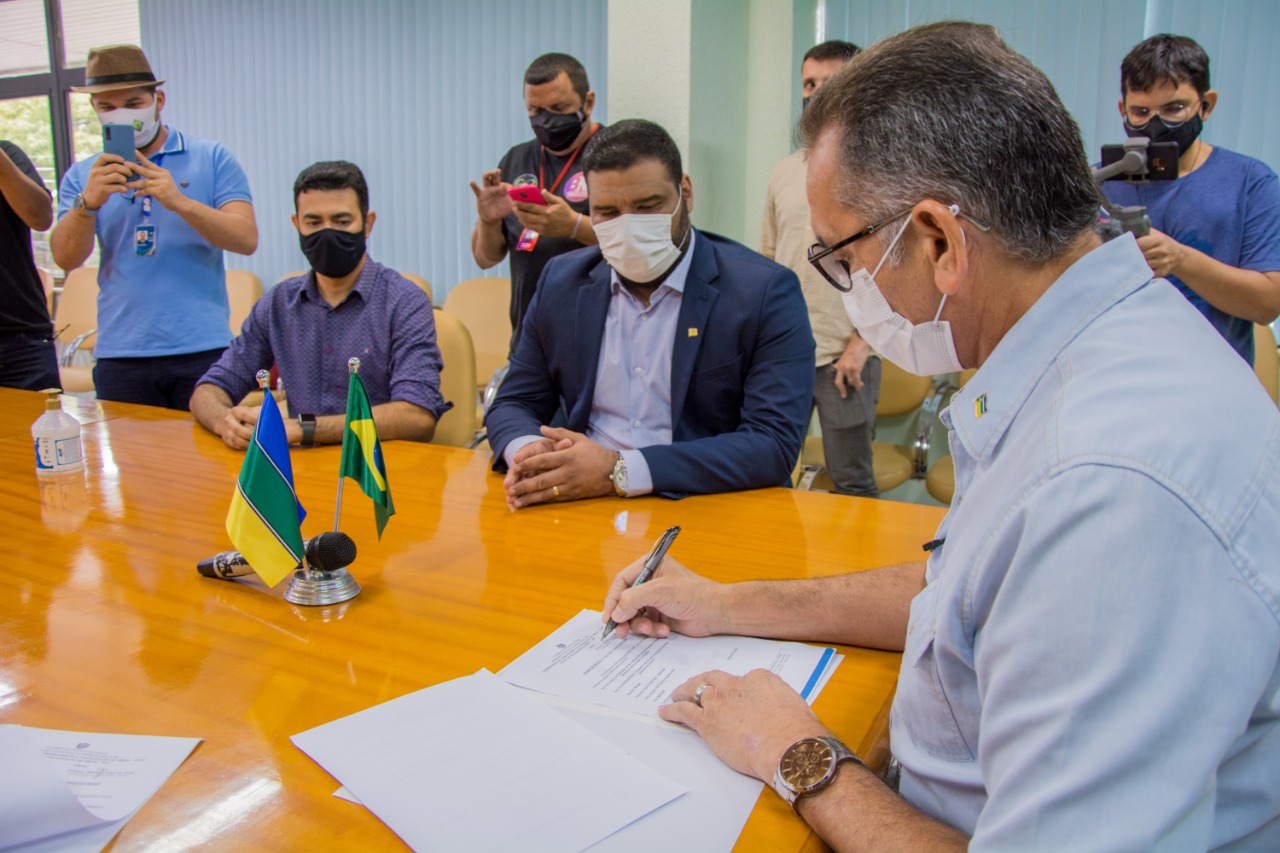 Governador Waldez assina ordens de serviço para obras de infraestrutura na área da saúde