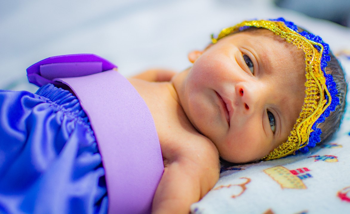 Bebês internados no Hospital Mãe Luzia protagonizam campanha da prematuridade neonatal