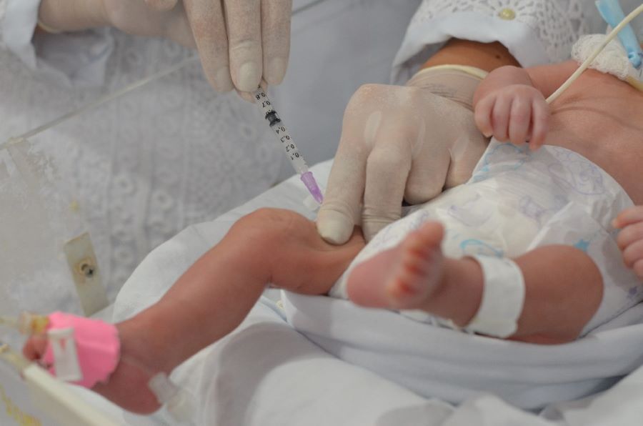 Bebês recebem vacina hexavalente na Maternidade Mãe Luzia