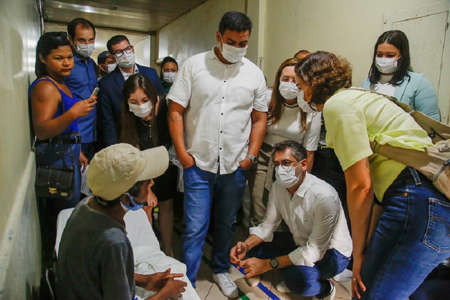 “Nosso ato de vir aqui com nossa equipe técnica é uma sinalização de que queremos resolver os problemas da saúde do Amapá”, afirma Clécio ao instalar gabinete no HE