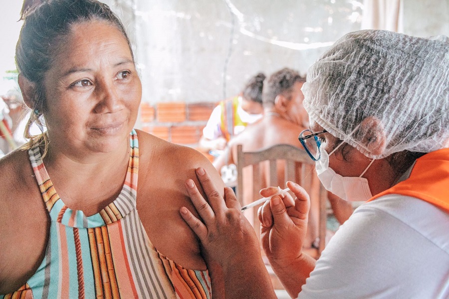 Com campanha de porta em porta no conjunto Macapaba, Governo do Amapá garante aplicação de mais de mil doses de vacinas
