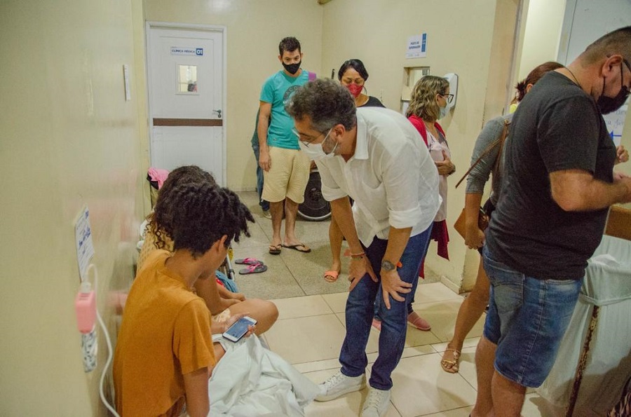 Com gabinete no HE, governador segue acompanhando atendimento aos pacientes e obras de revitalização