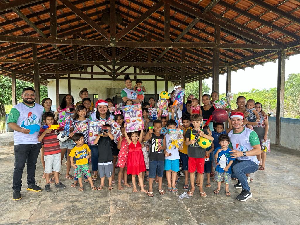 Natal Solidário leva ação de lazer e distribuição de presentes para crianças do Abacate da Pedreira.