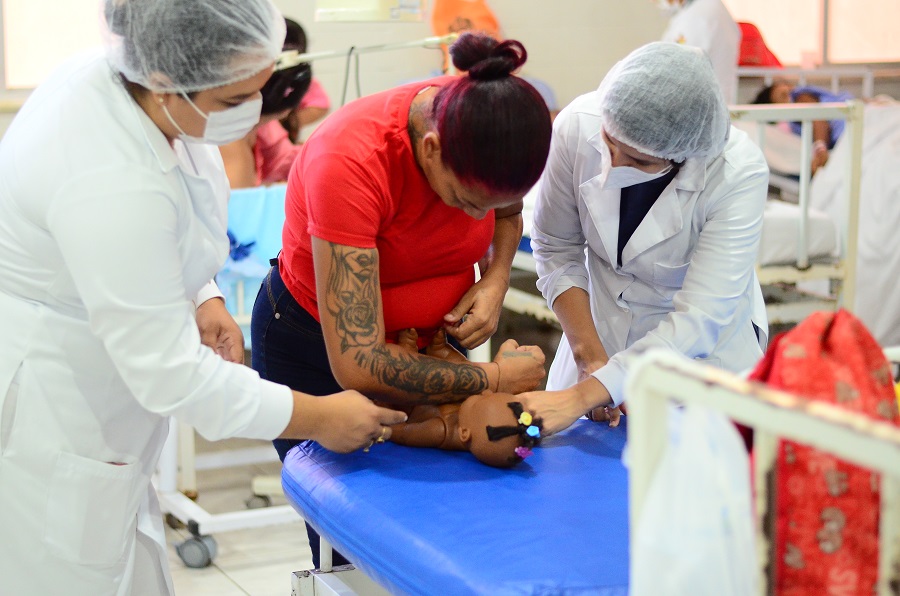 Shantala: Mãe Luzia oferta curso de massagem indiana para as mães internadas na unidade