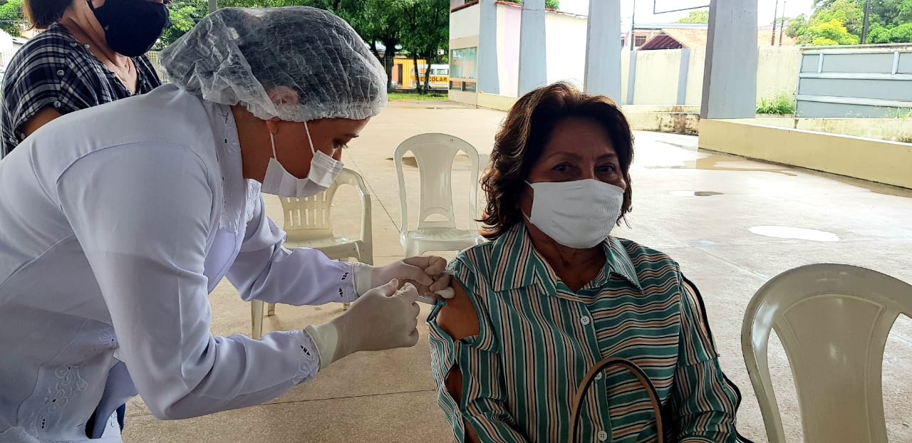 Em Macapá, idosos a partir de 75 anos estão sendo vacinados na quadra da Igreja Jesus de Nazaré
