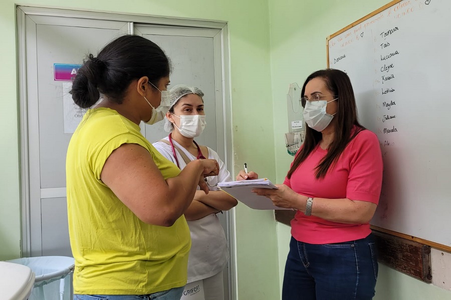 'As pessoas podem levar o vírus para casa, é preciso manter os cuidados', alerta secretária de Saúde sobre síndromes gripais