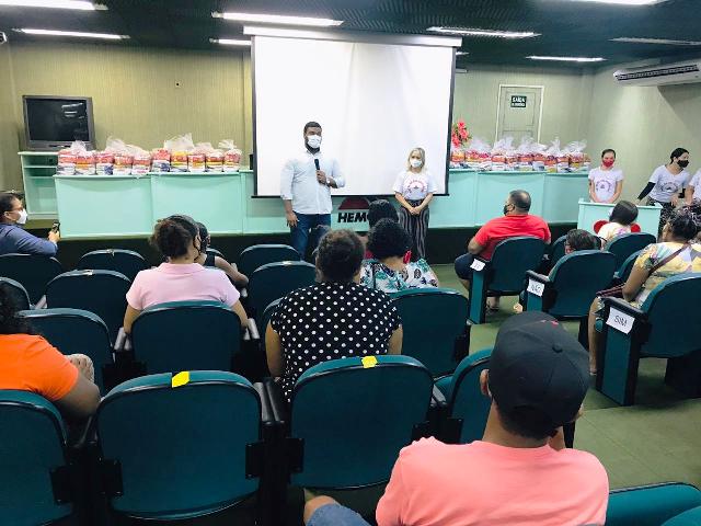 Natal da Solidariedade: Pacientes do Hemoap recebem cestas de alimentos
