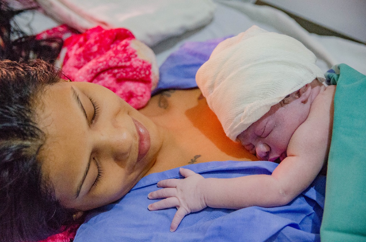 Maternidade Mãe Luzia destaca os benefícios do contato pele a pele entre a mãe e o recém-nascido