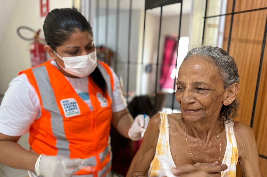 ‘Tomei as vacinas, agora estou protegida’, diz idosa imunizada em ação do Governo do Amapá no Conjunto Miracema