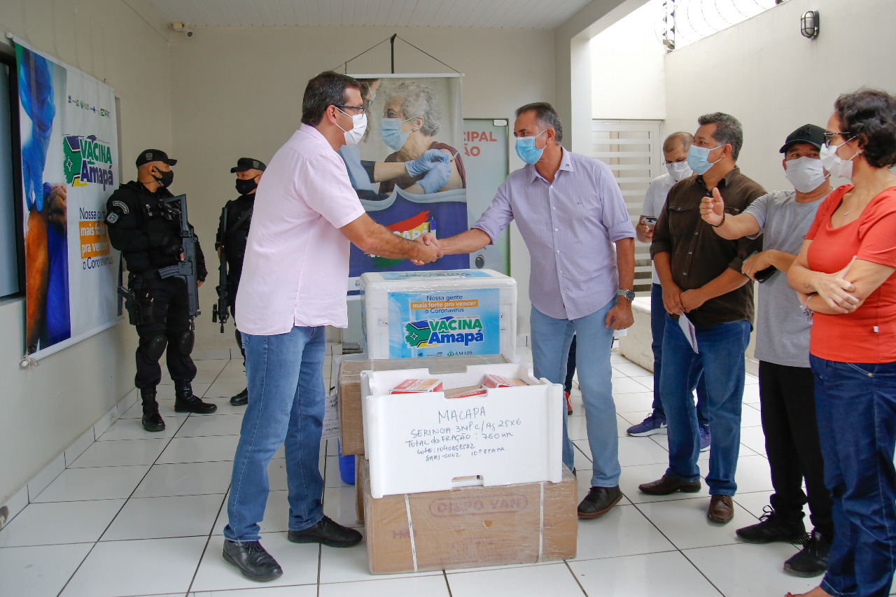 Waldez entrega novo lotes de vacinas para municípios