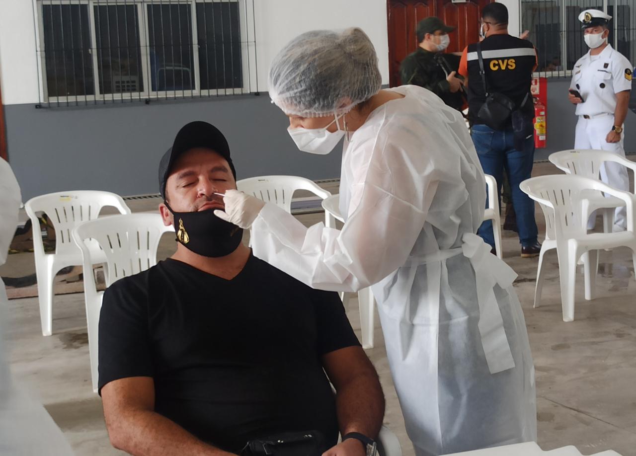 Tripulantes de barco estrangeiro apreendido por pesca ilegal são testados para a covid-19