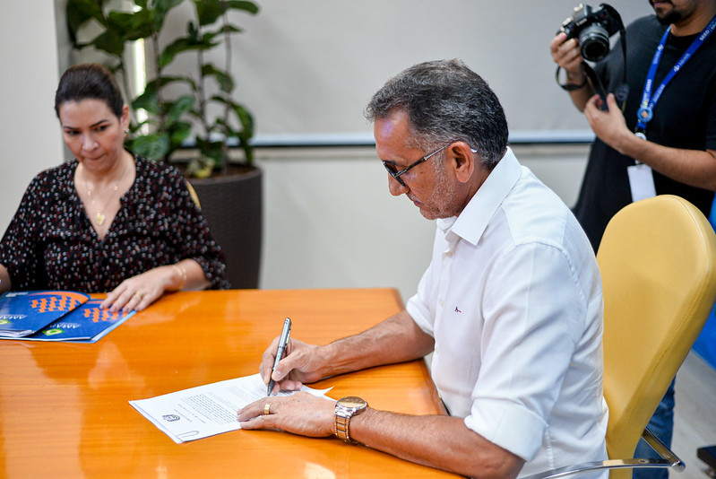 Waldez confirma pagamento do auxílio jaleco para mais de 6 mil servidores