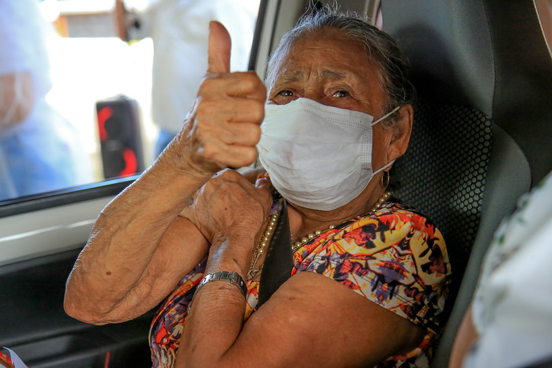 ‘Estou feliz e ansiosa para participar das rodas de marabaixo', diz idosa ao tomar a vacina contra a covid-19, em Macapá