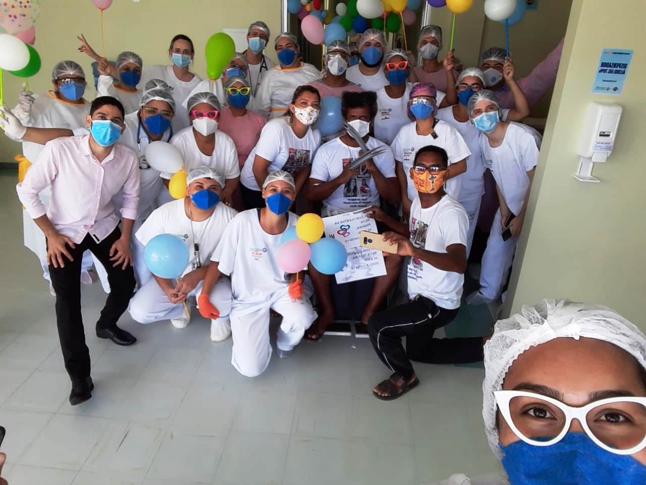 Após vencer a covid-19, paciente fantasiado recebe alta e faz pedido de casamento