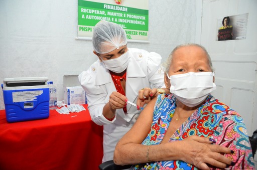 #VacinaAmapá: 76 idosos do Abrigo São José recebem quarta dose da vacina contra a covid-19