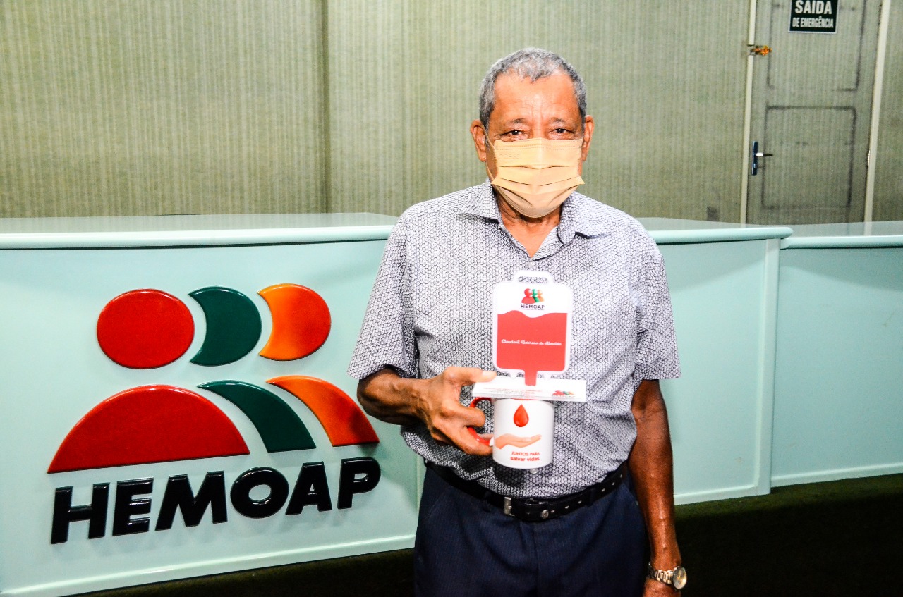 Governo do Estado homenageia doador de sangue fidelizado há 44 anos ao Hemoap