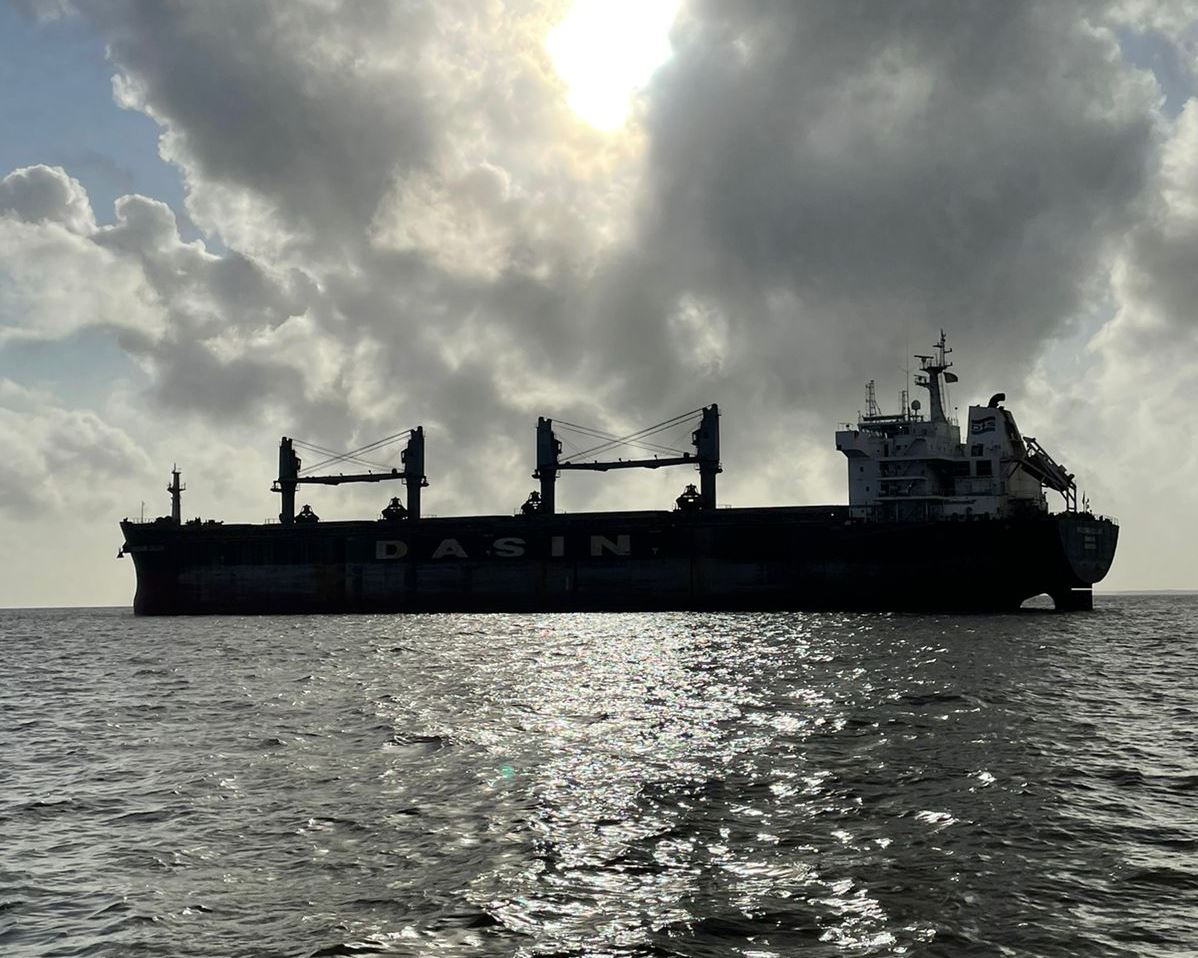 Após cumprir protocolo e testagem dos tripulantes, navio estrangeiro Seabiscuit é liberado