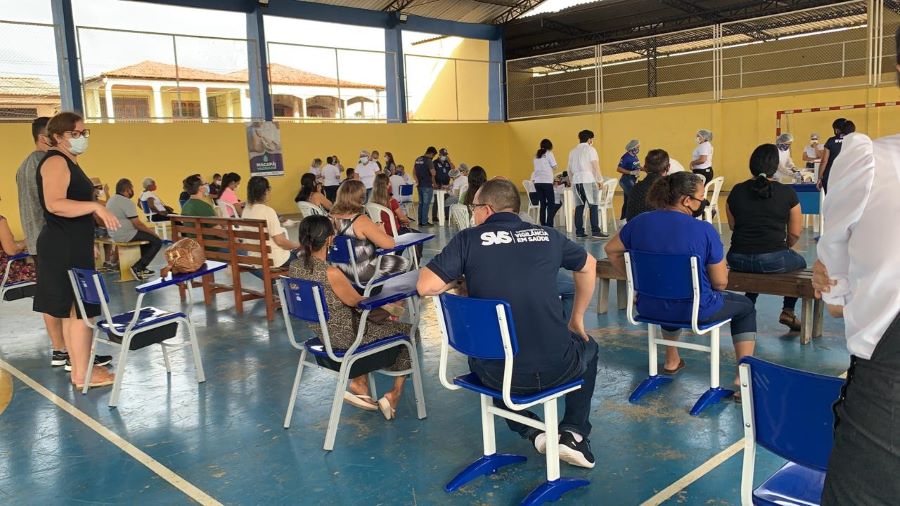 Servidores da Superintendência de Vigilância em Saúde recebem vacina contra a covid-19