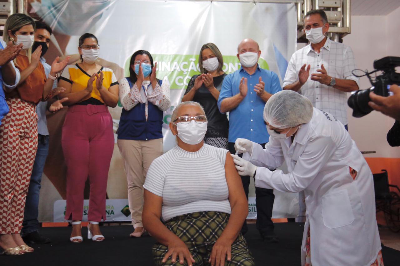‘Uma grande alegria’, diz primeira profissional da saúde vacinada contra covid-19 em Santana